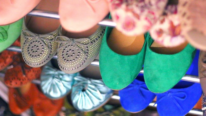 Pantofle s plochou podrážkou, nebo sandálky? Co si vybrat pro slunečné letní dny?
